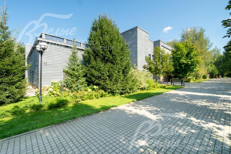 Клубный дом в поселке со СПА-комплексом, фитнес-центром и общественной зоной для отдыха и досуга.