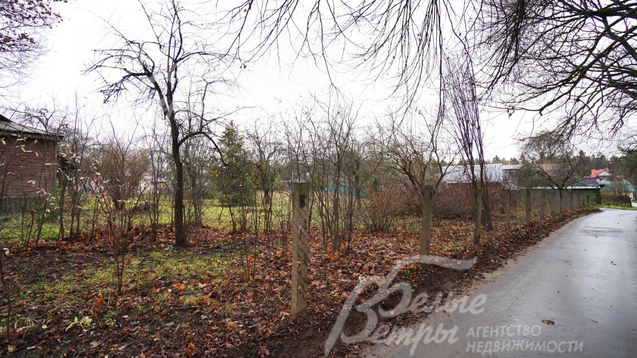 Участок огорожен сеткой-рабицей