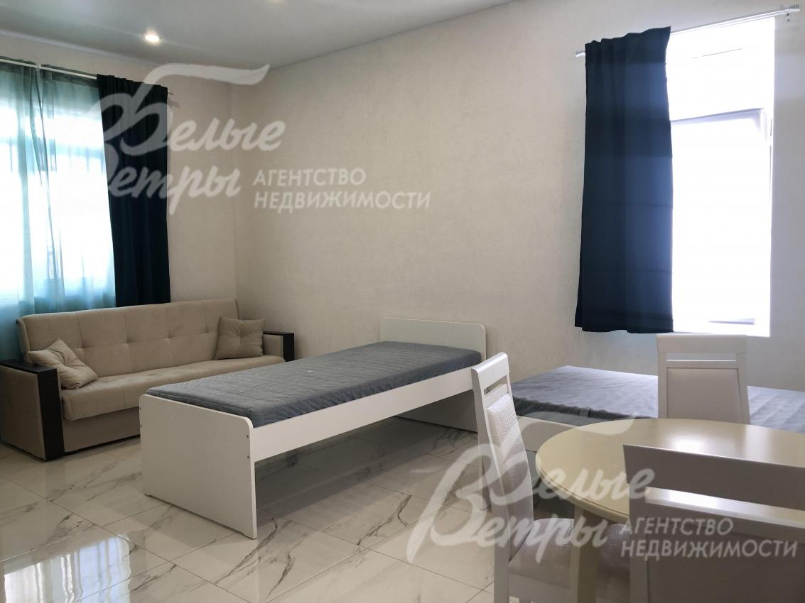 Одна из студий дома с двумя спальными местами и диваном