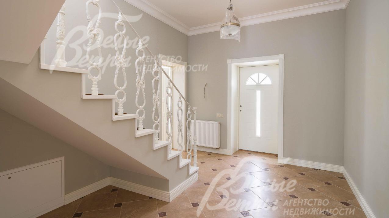 На полу в холле первого этажа, а также кухне и санузлах - плитка с водяным подогревом