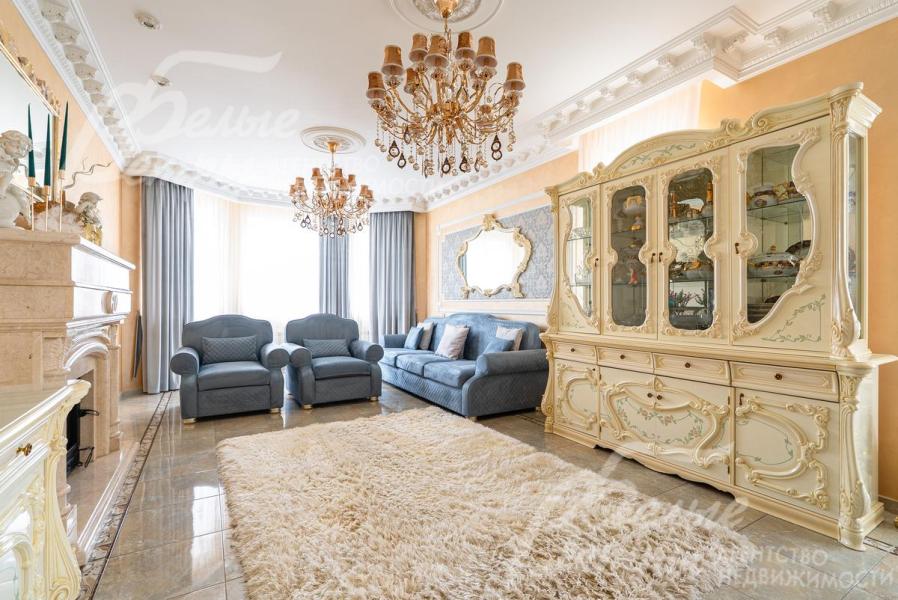 Гостиную украшает натуральная лепнина ручной работы в классическом стиле