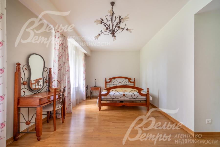 В спальнях - гарнитуры высокого качества с комодами, туалетными столиками и тумбами