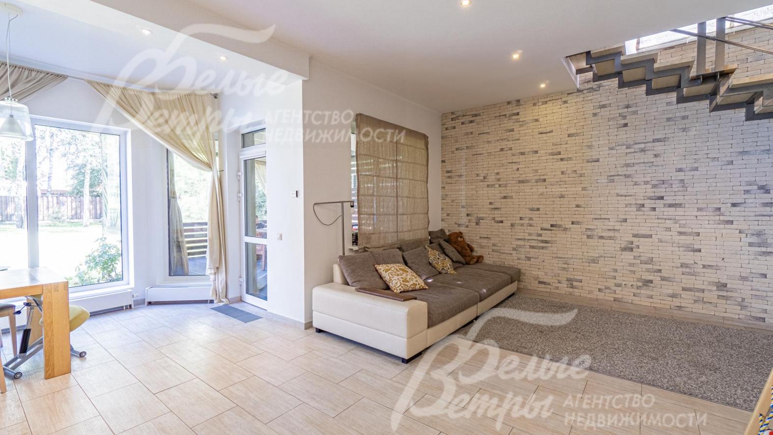 Диван в столовой