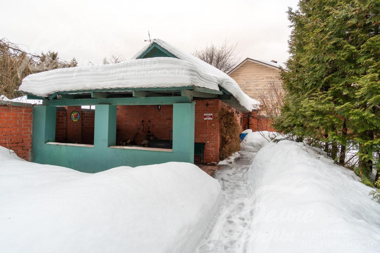 На участке построен кирпичный хозяйственный блок с открытой зоной барбекю