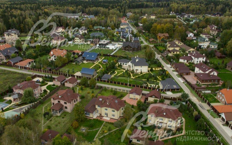 обжитой поселок бизнес класса Лесное Озеро