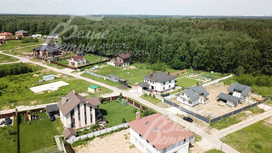 Поселок Певчее с 3-х сторон окружен лесом