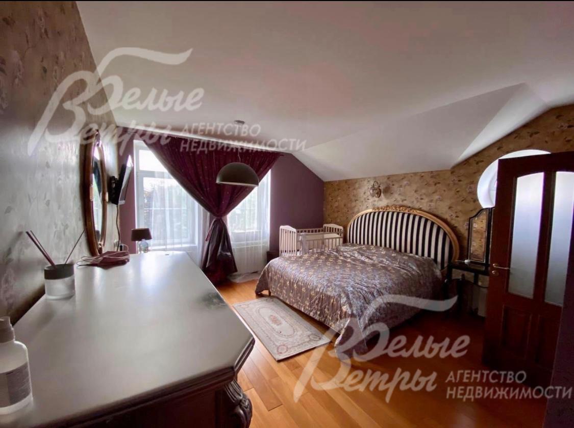 Спальня с шикарной мебелью