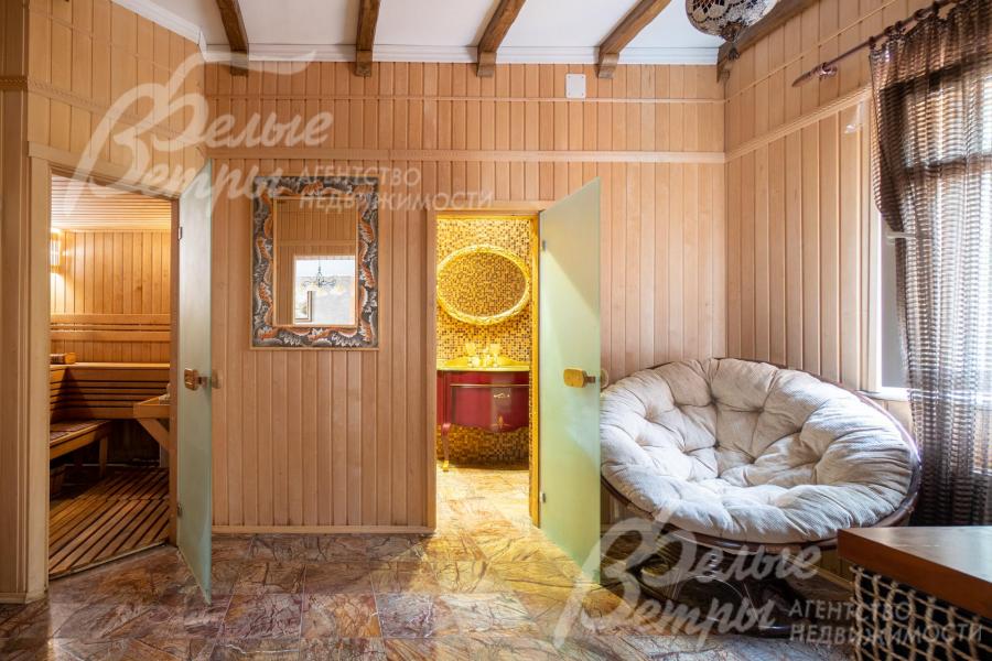 Сауна на первом этаже дома с санузлом и комнатой отдыха