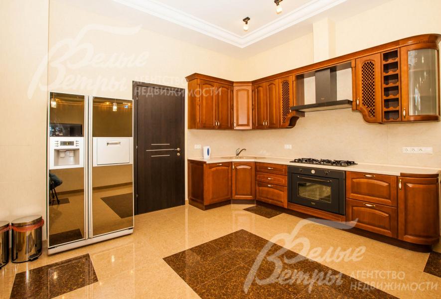 Гарнитур из массива дерева со встроенной техникой