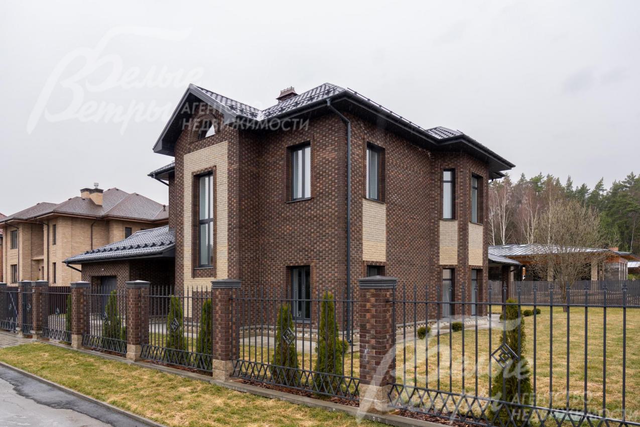 Участок огорожен: по фасаду – металлический кованый забор на бетонном основании со столбами, облицованными в стиле дома