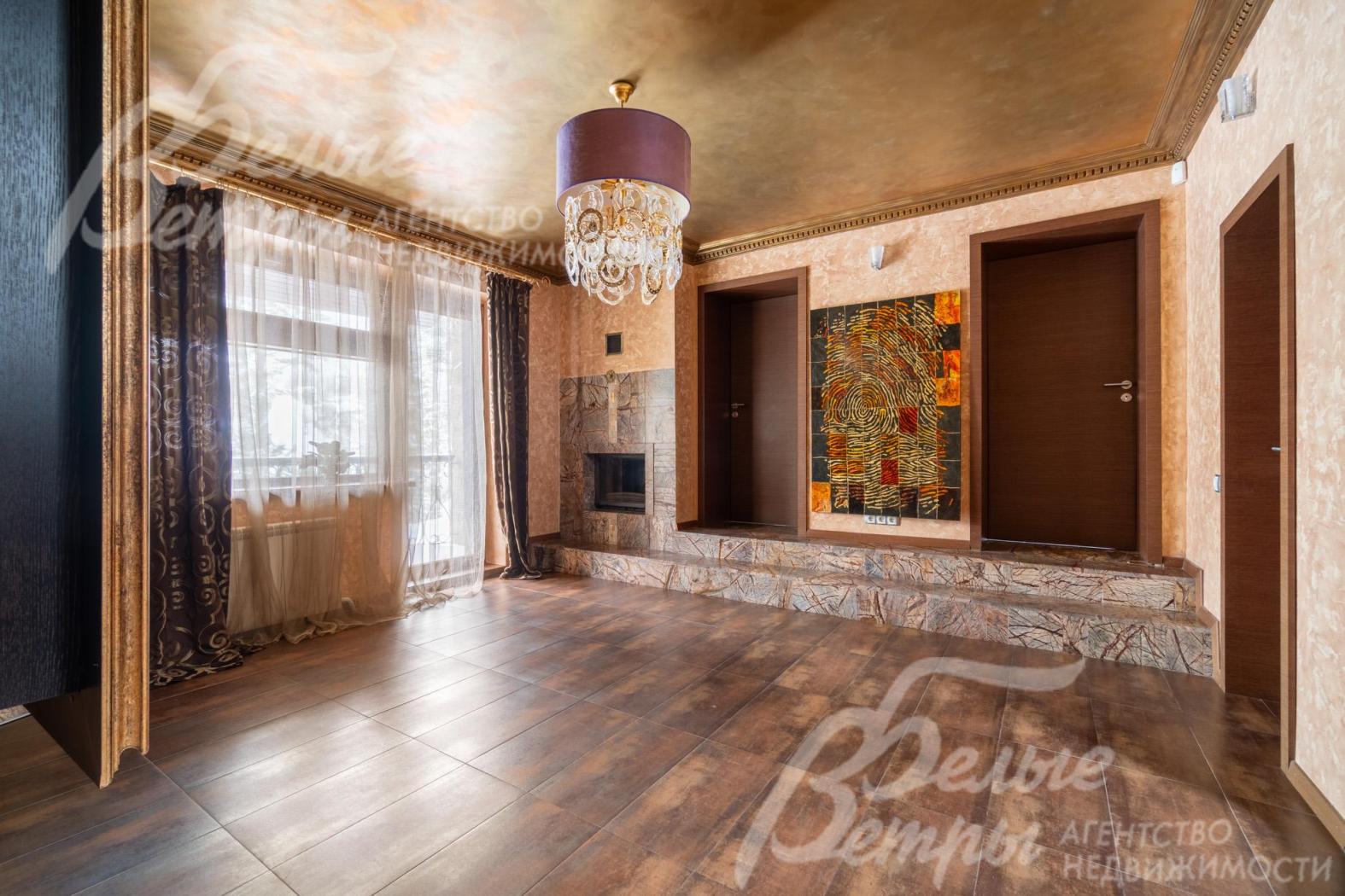 Холл первого этажа: итальянские плитка на полу и декоративная штукатурка на стенах и потолке, облицованный индийским мрамором камин.