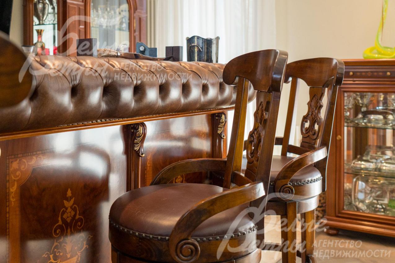 Мебель барной стойки выполнена из массива дерева и кожи 