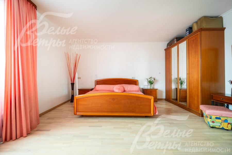 Спальня на втором этаже с полным спальным гарнитуром из массива дерева