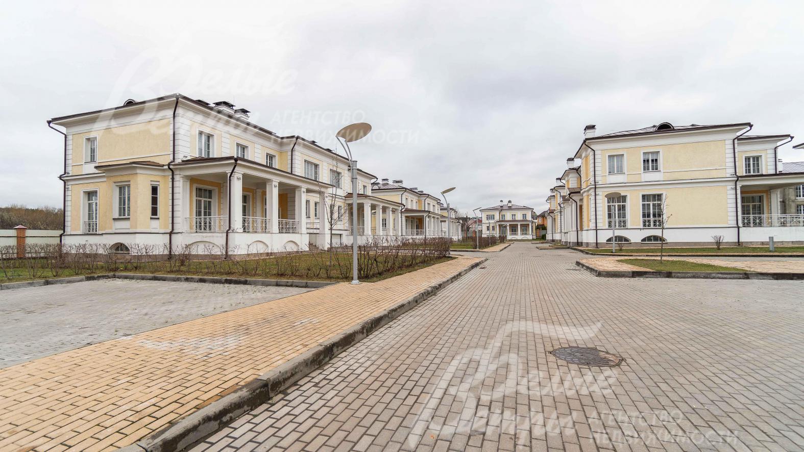 Дороги и тротуары выложены брусчаткой