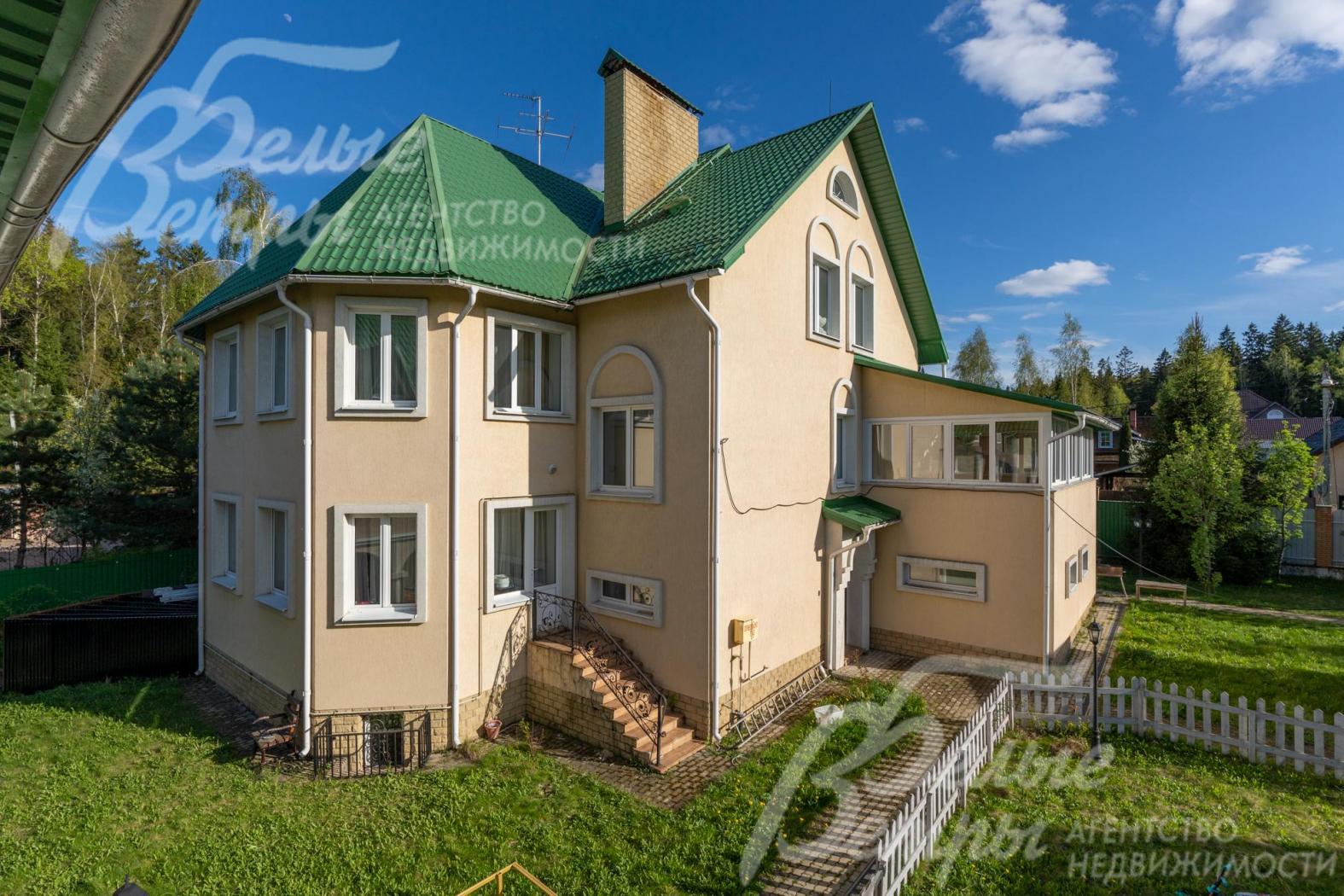 В доме 6 спален, СПА-зона с бассейном, сауна, зимний сад.