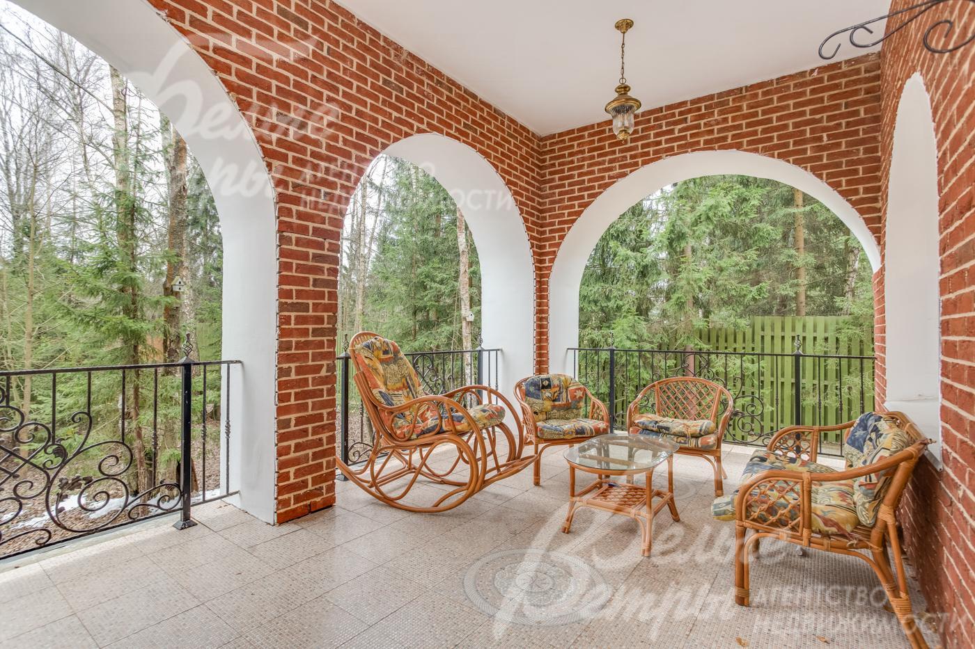 Крытая терраса-балкон 20 кв.м на втором этаже, эффектное арочное ограждение 