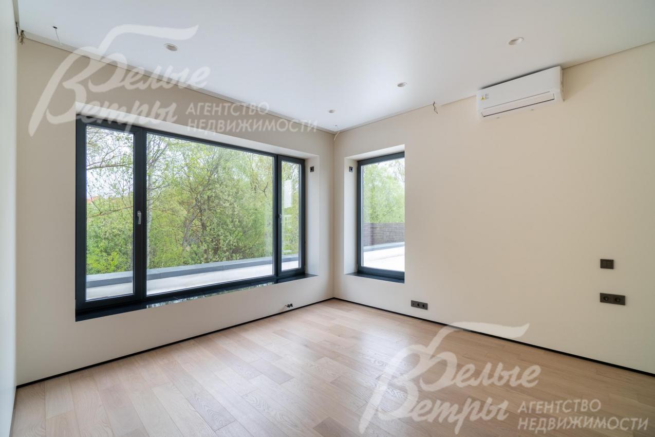 Стены выкрашены в пастельные тона, на полу - инженерная доска (дуб)