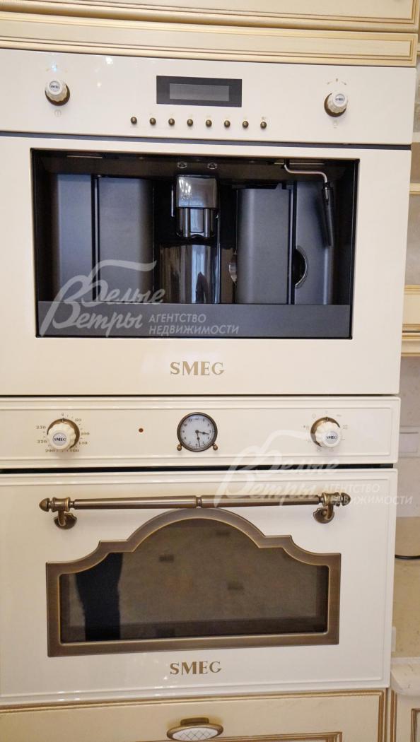 Газовая плита  Smeg  с 5 камфорками,  духовка,  кофеварка Smeg, посудомойка  Bosch - 60 cм,  2-х камерный холодильник  Liebher