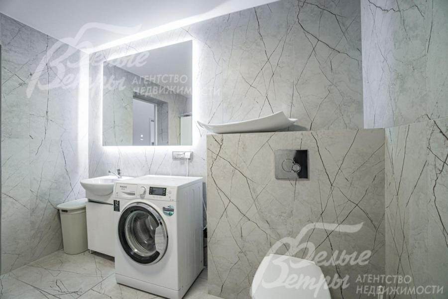 Санузел полностью отделан плиткой.