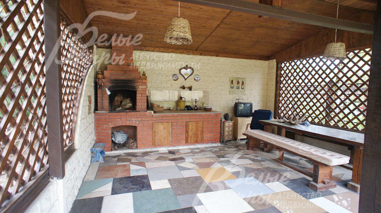 Крытая беседка с кирпичной дровяной печью-барбекю