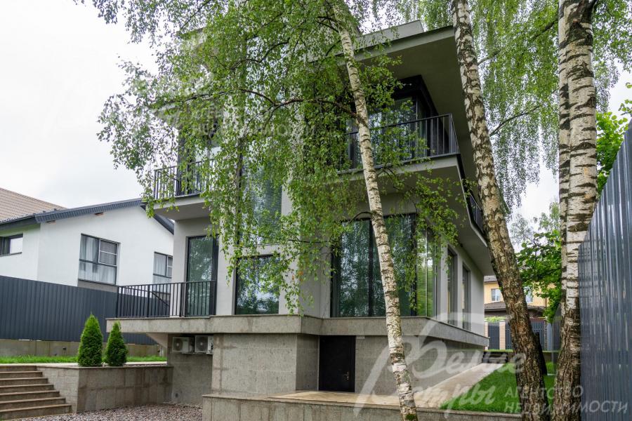 Дорожки вымощены плиткой и галечником