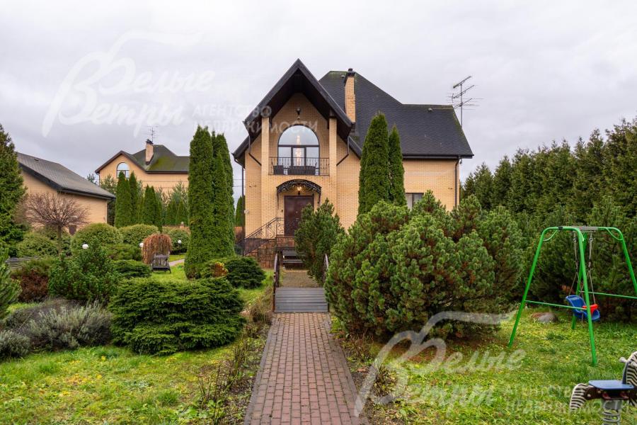 На участке есть зона для игр с детьми с качелями