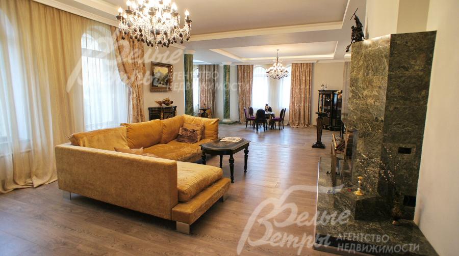 Потолки с гипсовыми галтелями ручной работы, многоуровневые, с подсветкой.