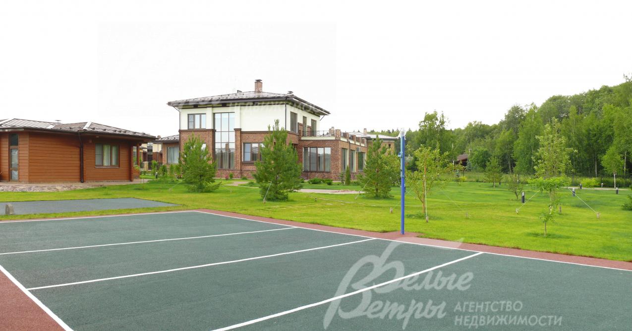 Спортивная площадка на участке.