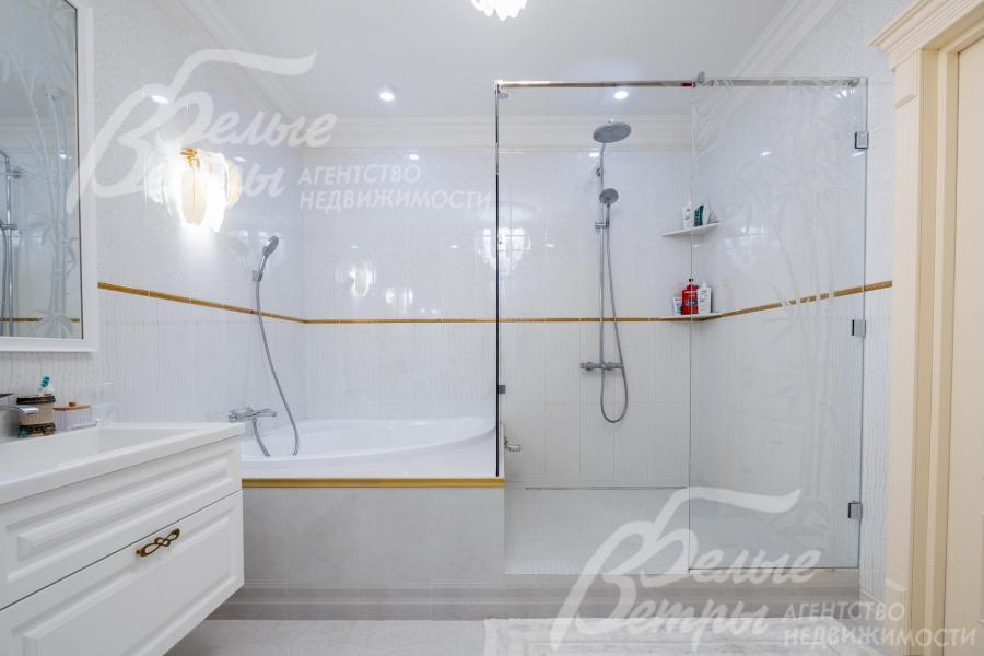 В санузел при мастер-спальне - угловая раковина и душевая, оснащенная терморегуляторами