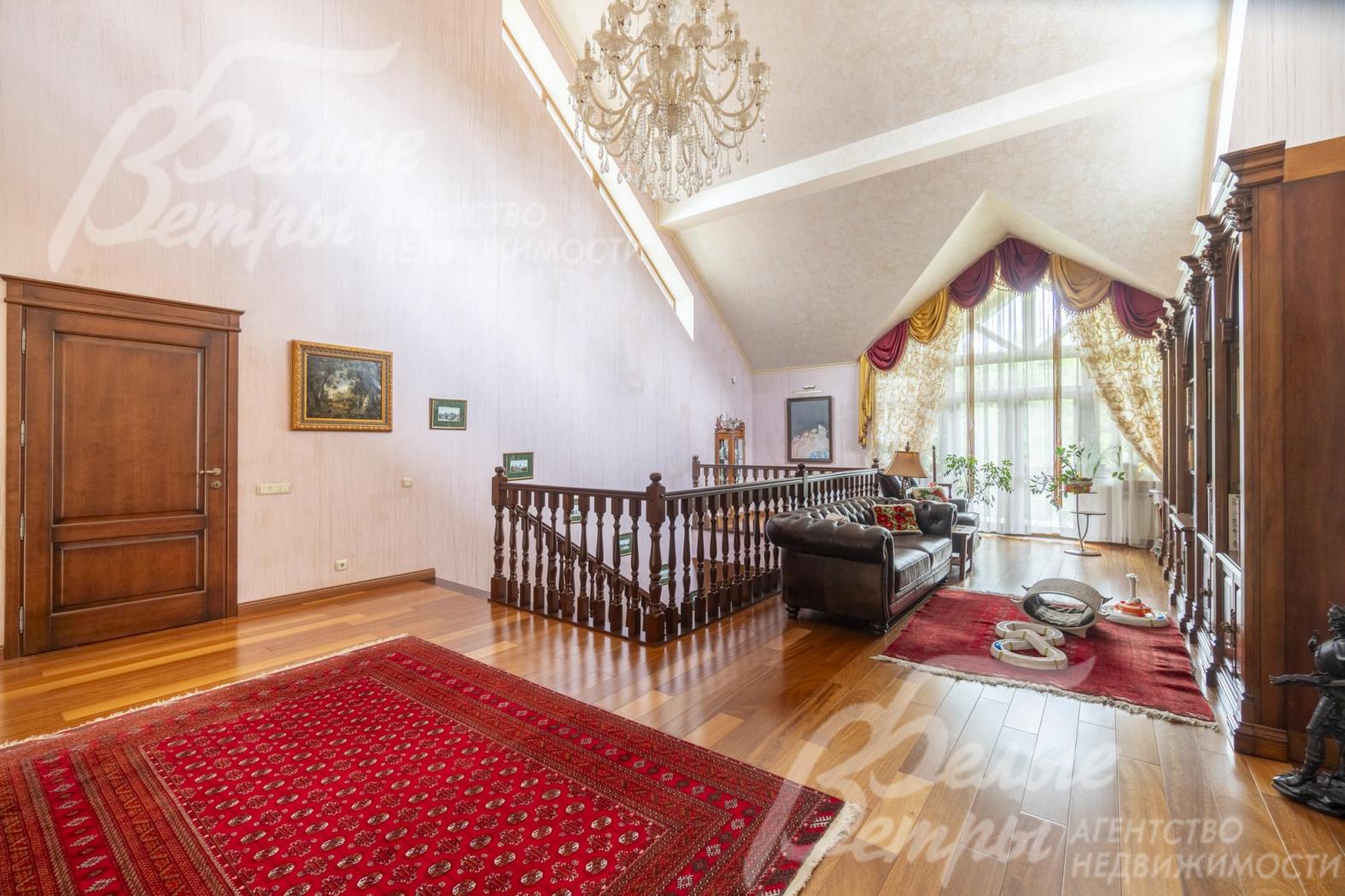 На втором этаже в холле-галерее расположена библиотека