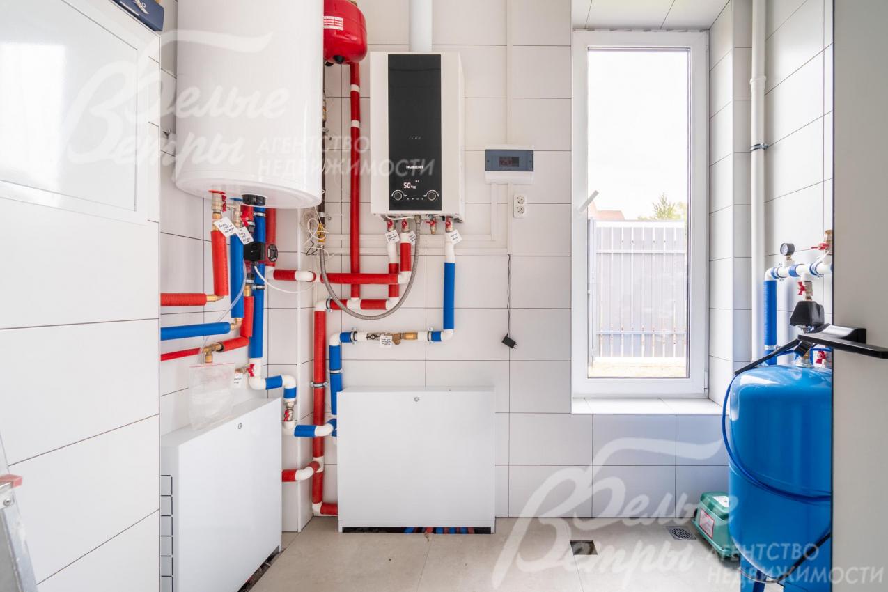 В котельной - настенный котёл Hubert (Япония) на 24 кВт, бойлер на 125 л, фильтр жесткой очистки воды
