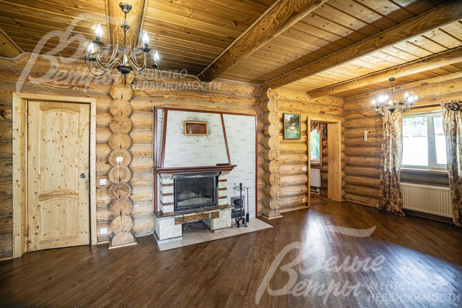 Холл с камином