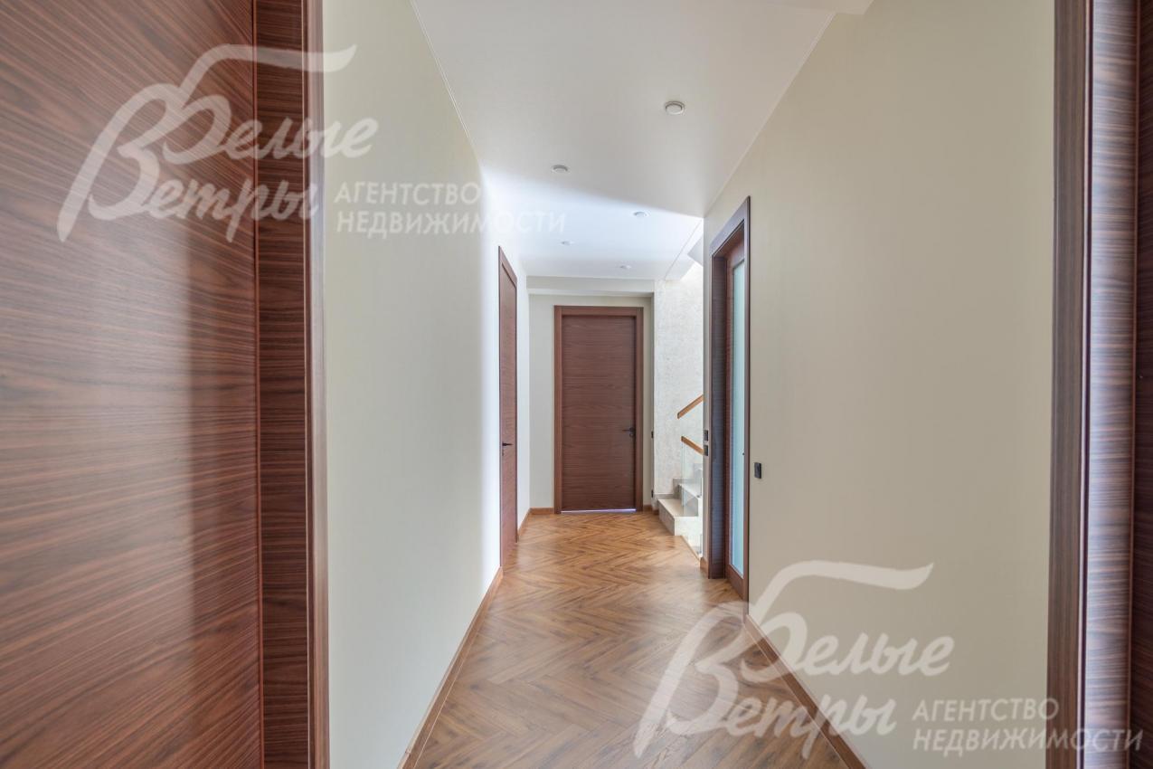 Холл второго этажа в сдержанных и уютных оттенках