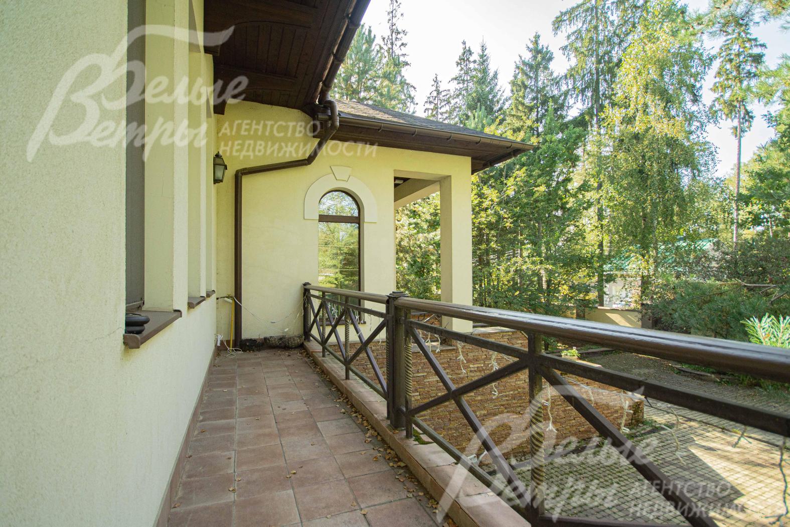 Балкон 29 кв.м, опоясывающий треть дома