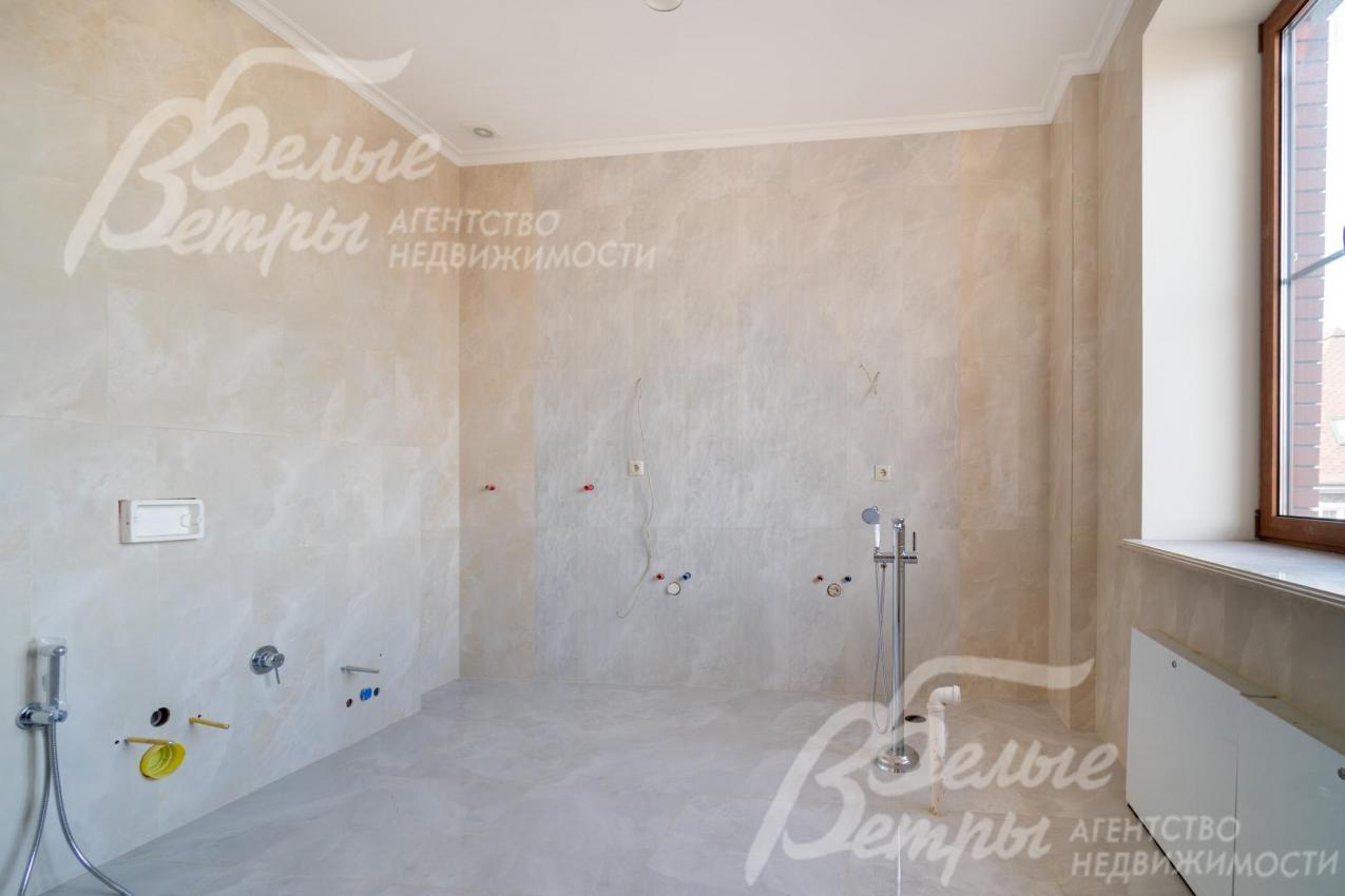 В санузле при матер-спальне спланирована душевая, ванна, унитаз, биде, двойная раковина