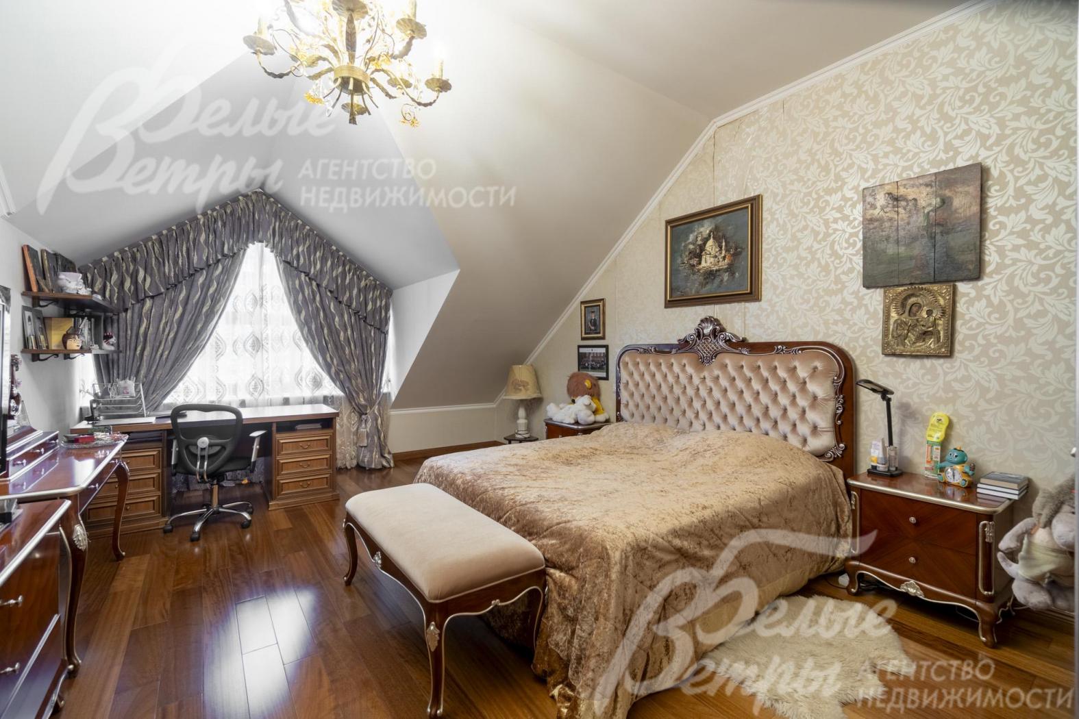 Спальня в классическом стиле (2-й этаж) с рабочим местом у окна