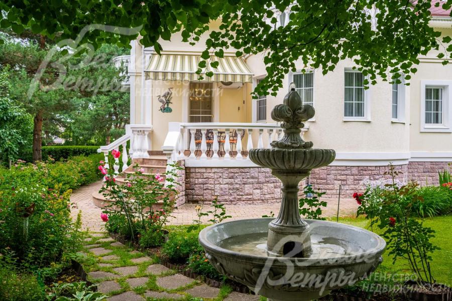 На участке выполнен ландшафтный дизайн, есть фонтан