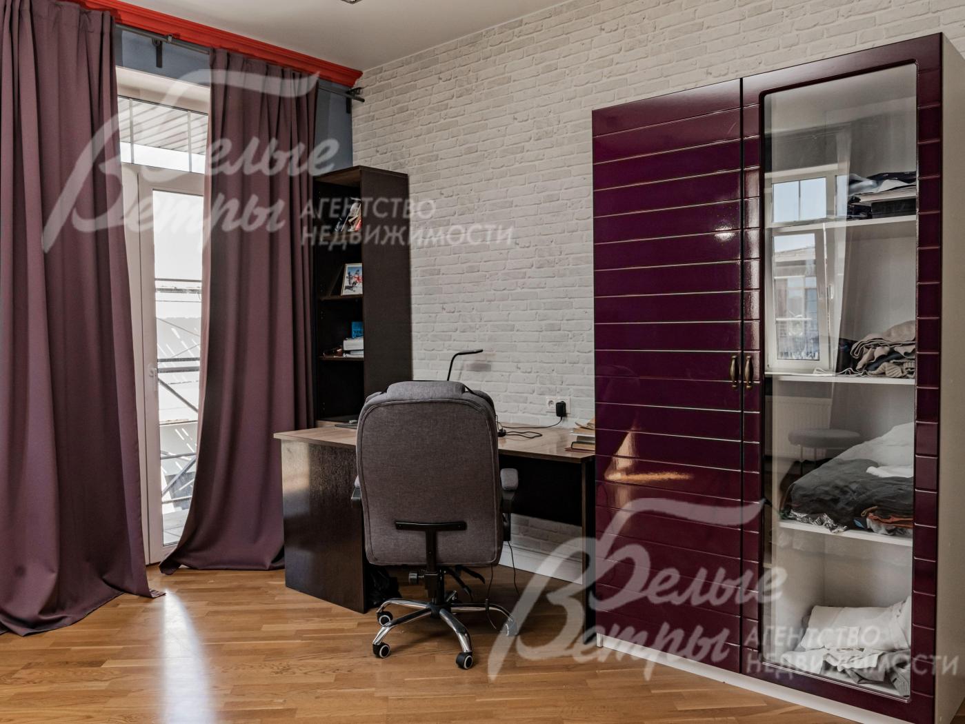 Рабочее место в детской спальне