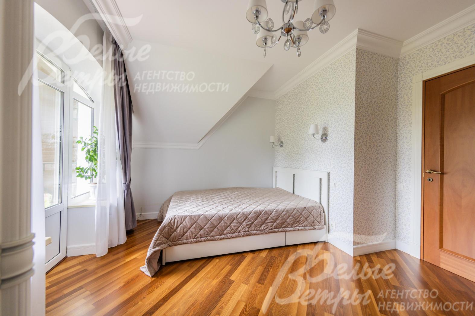 Спальня с выходом на балкон