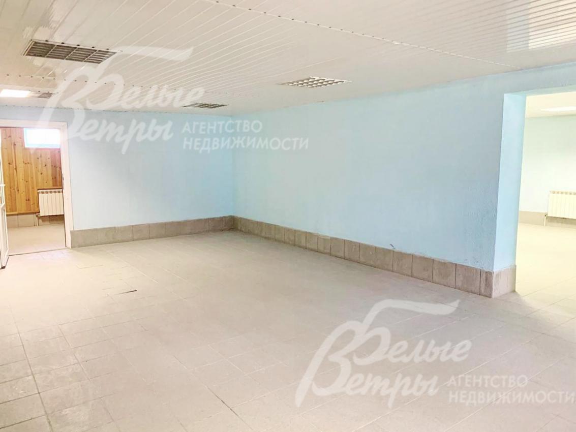 На цокольном этаже 2 помещения свободного назначения