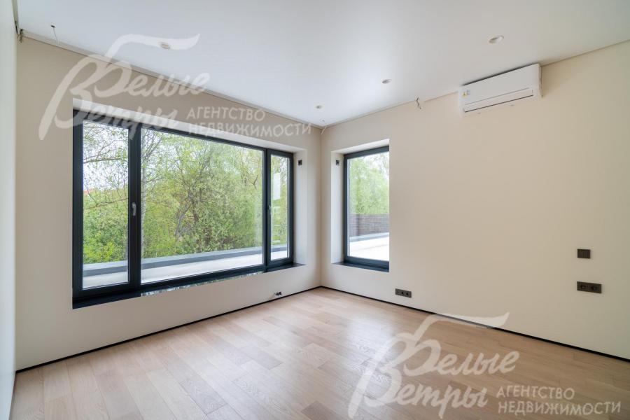 Стены выкрашены в пастельные тона, на полу - инженерная доска (дуб)