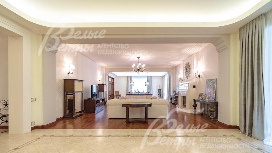 Гостиная 102 кв.м с выходами на крытую террасу 50 кв.м и на открытую 26 кв.м