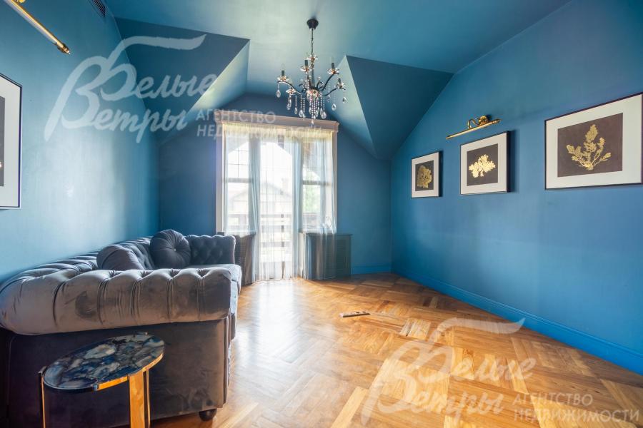 Кабинет на втором этаже с диваном и выходом на балкон