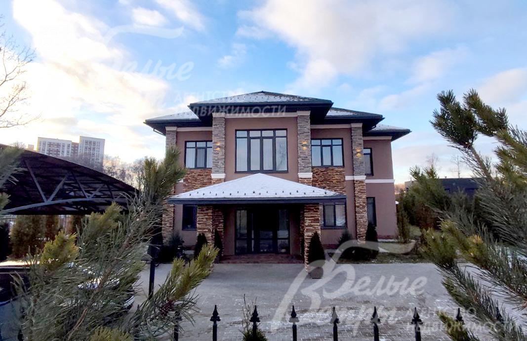 Участок огорожен кованым забором высотой 2 м. В коттеджном посёлке - все центральные коммуникации, строгая охрана, солидное окружение