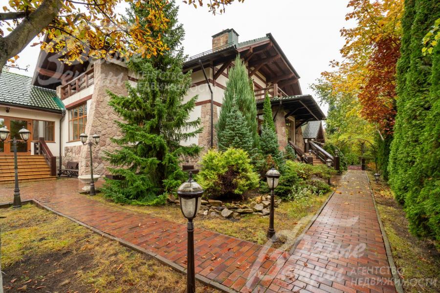 Зелёный ансамбль дополняют декоративные растения, кустарники и розарий