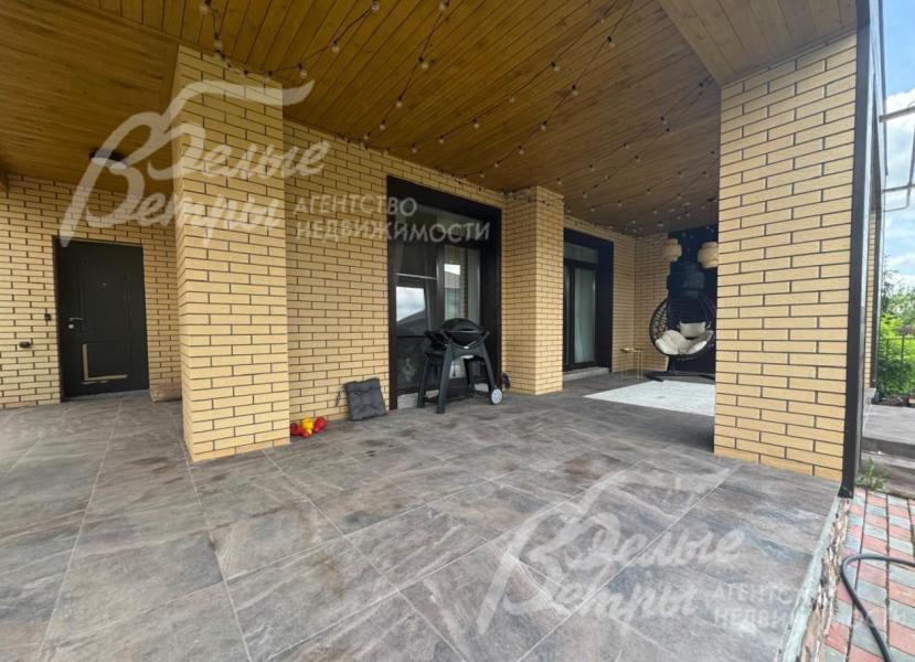 На террасе 1-го этажа есть мангал, качели