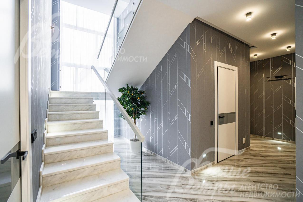 Холл первого этажа