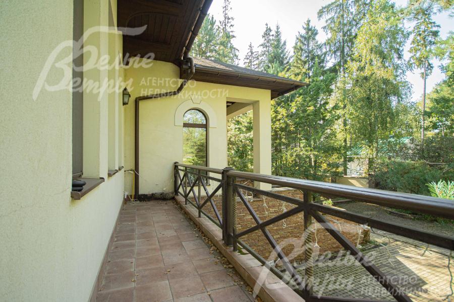 Балкон 29 кв.м, опоясывающий треть дома