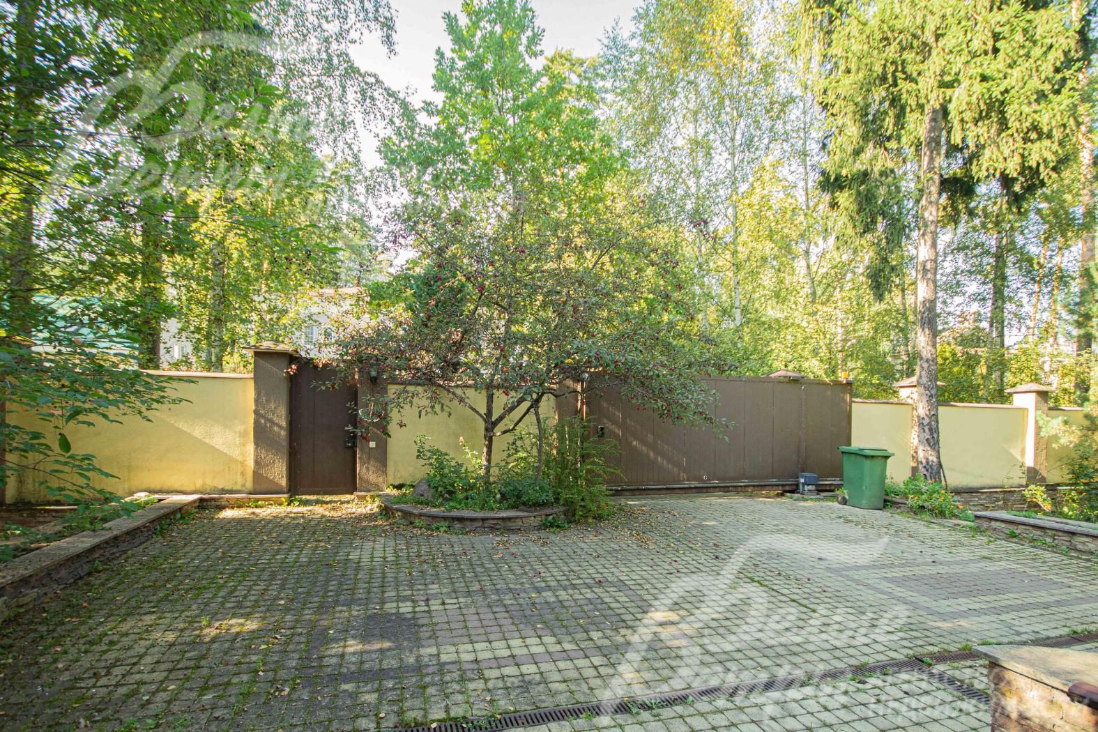 Большая парковочная площадка при въезде на участок