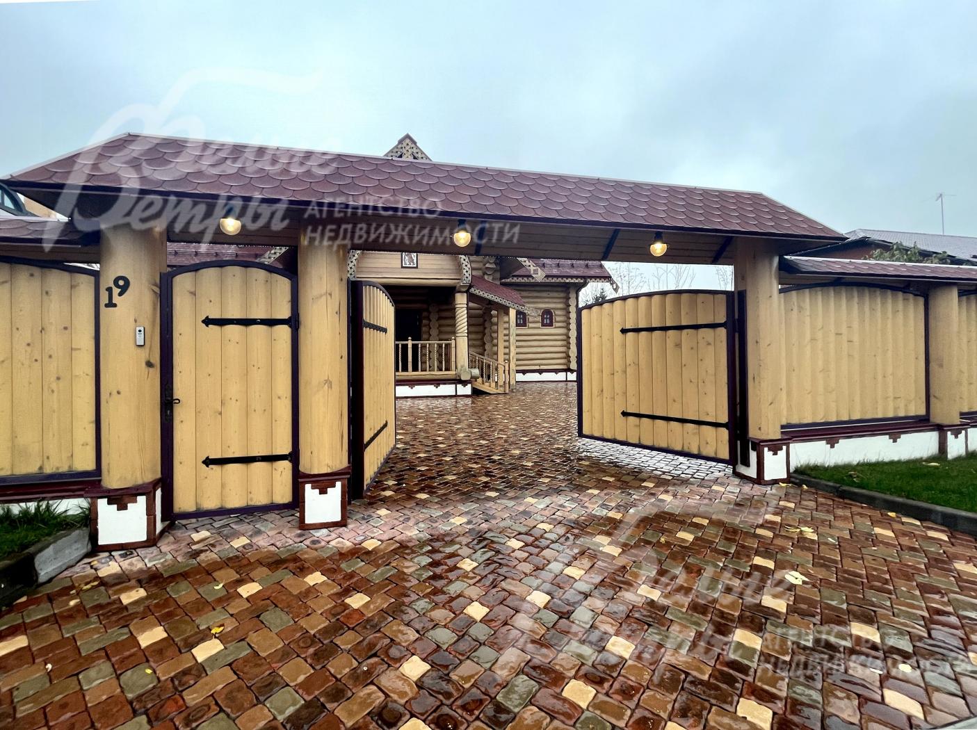 Перед домом – большая парковочная площадка, выложенная брусчаткой, имитирующей натуральный камень, на бетонном основании